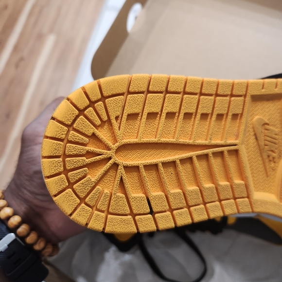 Air Jordan 1 - Picture 3 of 8